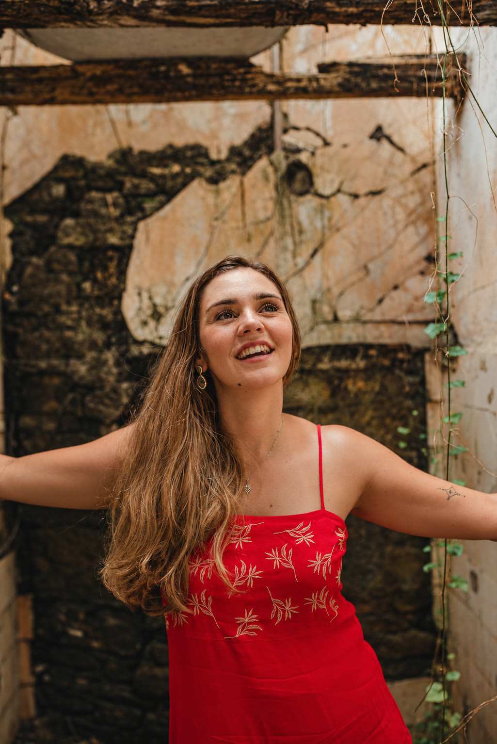 Elô de vestido vermelho